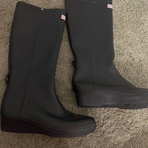 HUNTER BLACK WEDGE RAINBOOTS